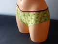 grüner Slip mit kleinen Kringeln