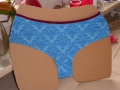 Slip in Himmelblau mit schöner Ornamentik