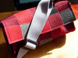 Read more about the article neue Handtasche, Modell „squares“ mit langem Gurtband