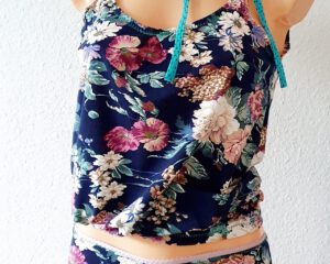 Hemdchen mit Hipslip “Barocke Blütenpracht” in M