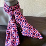 Schaltuch "Chained Elements in Purple" aus Viskose, geometrisches Muster, klassisch